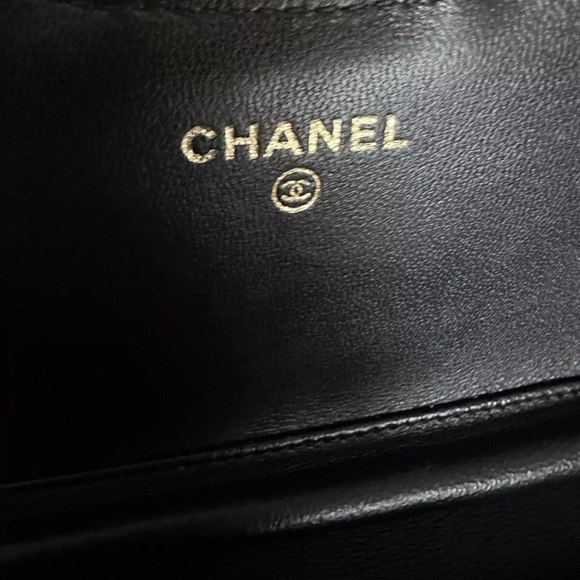Chanel 23B black flap phone holder with light gold hardware - Picture 6 of 14